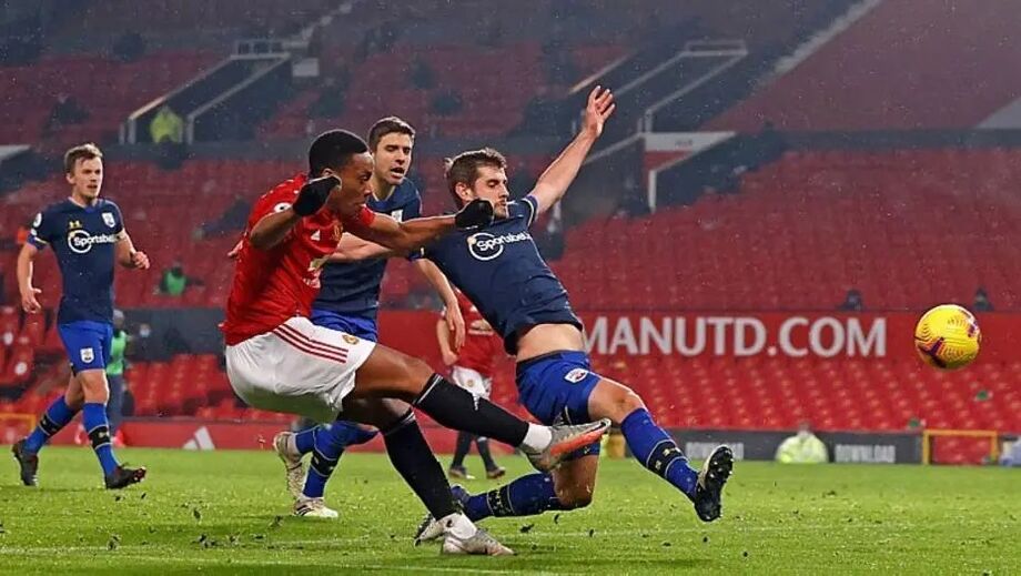 Martial finaliza para marcar na goleada do Manchester United sobre o Southampton