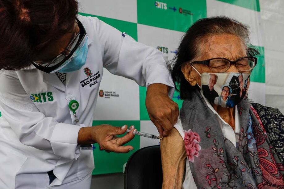 Dona Maria Carolina, de 102 anos, é vacinada em São Paulo