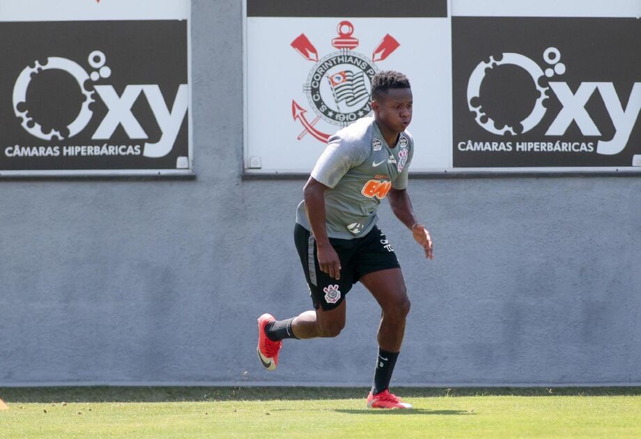 Meia Cazares faz tratamento para se recuperar estiramento no músculo posterior da coxa direita