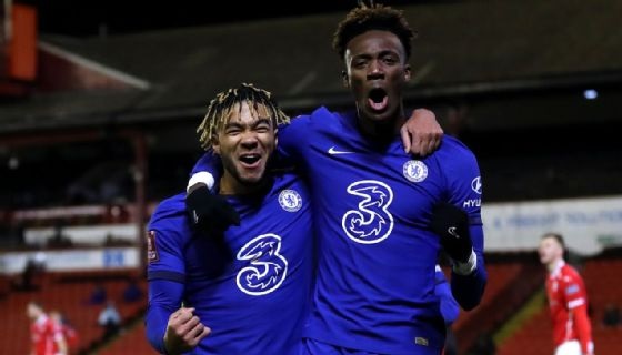 Chelsea tem trabalho, mas vence Barnsley com crias da base decidindo e vai às quartas