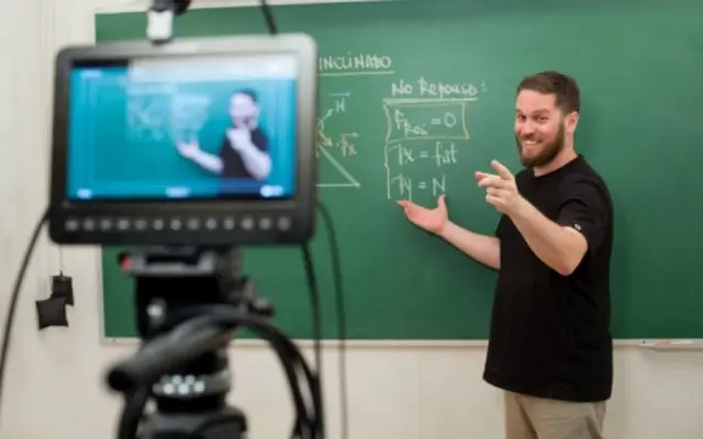 A Descomplica ficou conhecida por suas ferramentas de preparação para o Enem e para vestibulares
