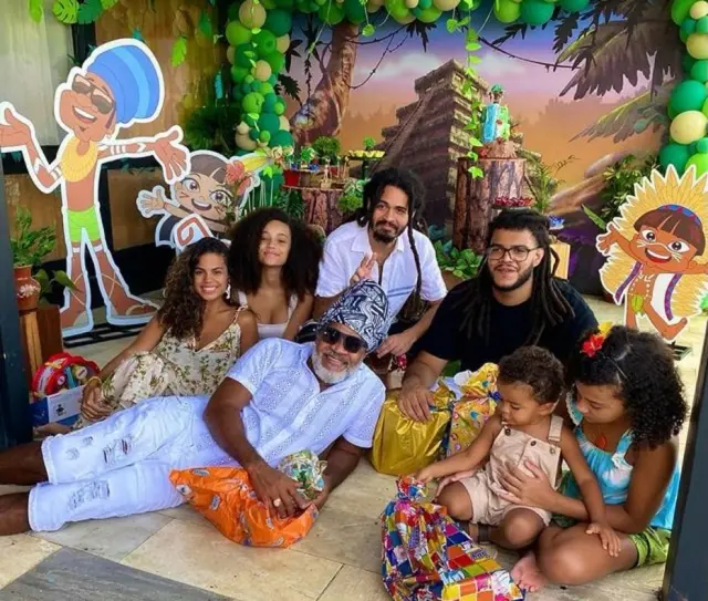 O cantor Carlinhos Brown e filhos