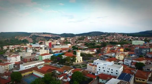 A empresa realizou o enterramento de grande quantidade de veneno Aldrin (inseticida) em área próxima a nascente de um córrego na zona rural de Itamarandiba