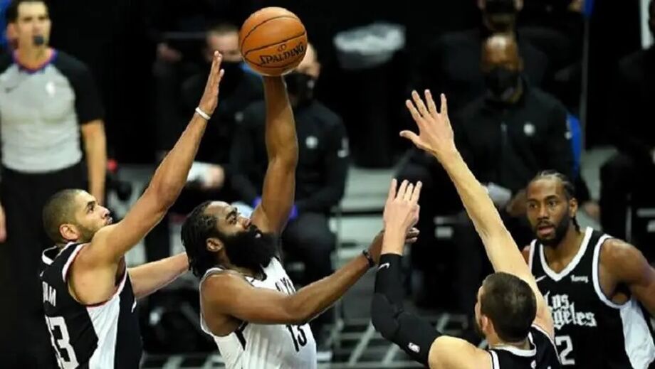 Harden teve outra atuação de gala e flertou com um triple-double, terminando a partida com 37 pontos, 11 rebotes e sete assistências