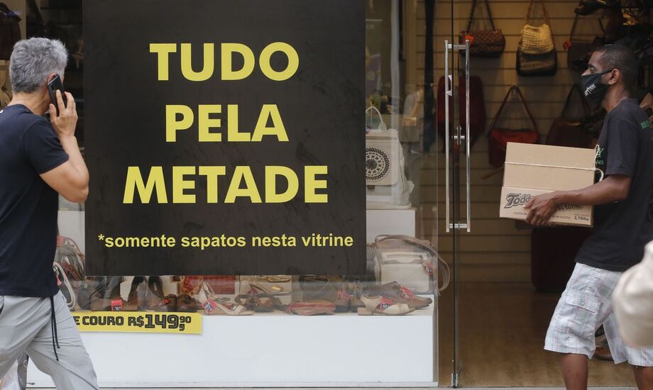 Intenção de consumo das famílias cai 0,6% em fevereiro