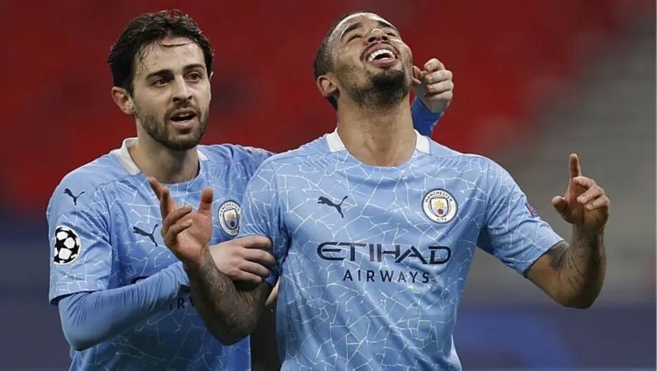 Bernardo Silva e Gabriel Jesus comemoram gol em vitória do Manchester City