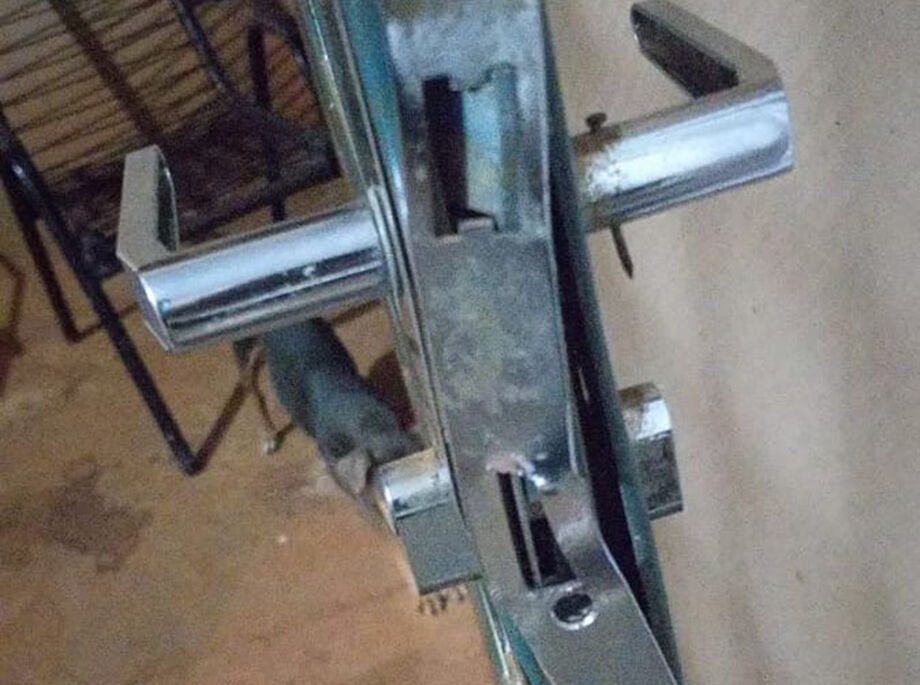 Ele estava arrombando a casa das vítimas