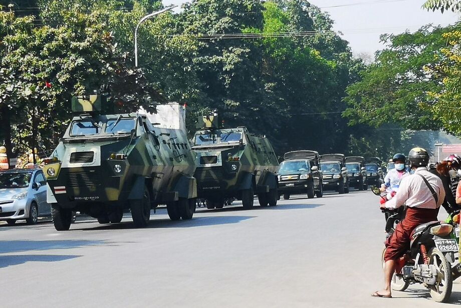 Veículos do Exército de Mianmar trafegam por rua em Mandalay em 2 de fevereiro de 2021 após golpe militar que derrubou o governo eleito democraticamente no país