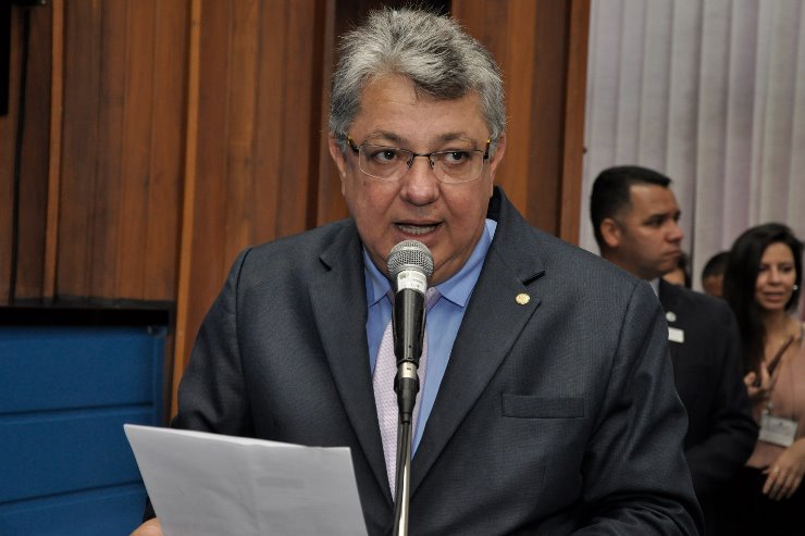 O local onde os jovens estudam precisa estimular sua vontade de aprender, aponta Evander