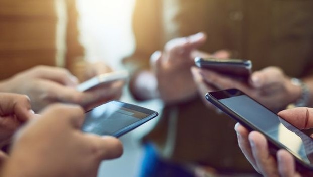 Pessoas mexendo no celular