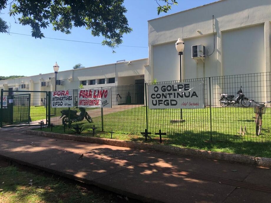 Como forma de protestos, profissionais colocaram caixões e cruz para simbolizar a morte do processo democrático
