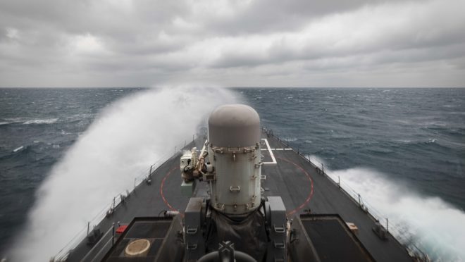 Os Estados Unidos iniciaram exercícios militares com dois porta-aviões e um navio de guerra no Mar da China