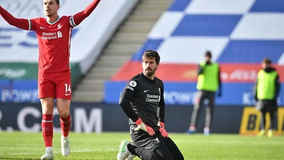 Com falha de Alisson, Liverpool leva virada do Leicester e perde a 3ª seguida