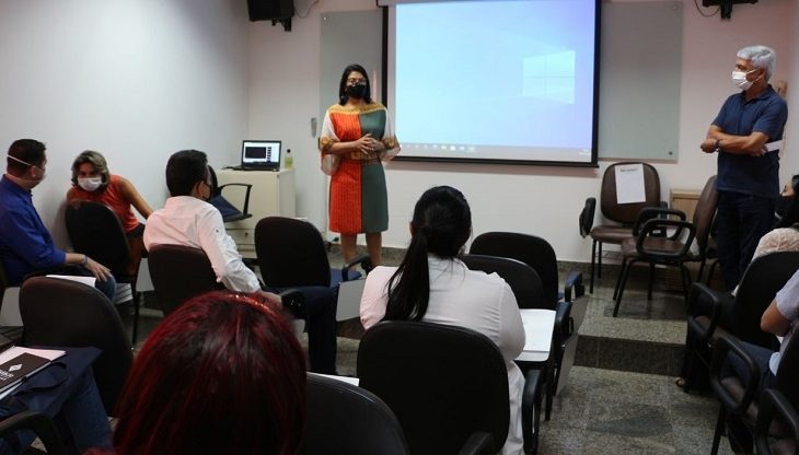 Já está em andamento o curso de Libras para colaboradores da Apae