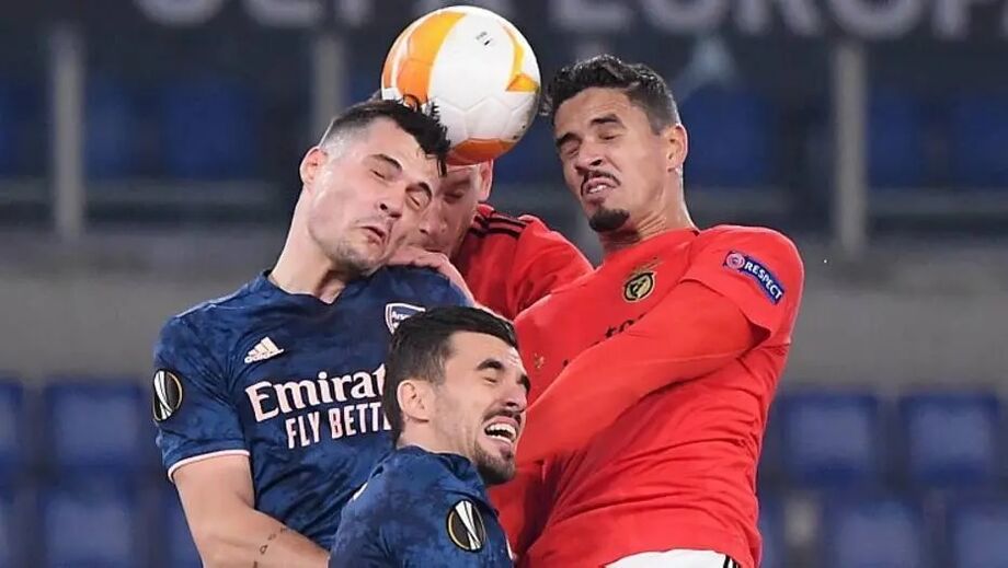 Lucas Veríssimo, ex-Santos, tenta jogada de cabeça pelo Benfica no empate com o Arsenal
