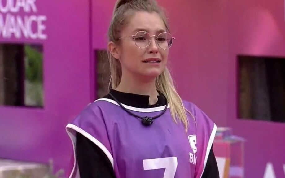 Carla Diaz chora ao vencer a prova do anjo no BBB21; atriz deu o castigo do monstro para Lucas e Gilberto
