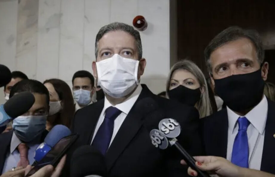 Arthur Lira pressiona para mudar comissão mista da reforma tributária.