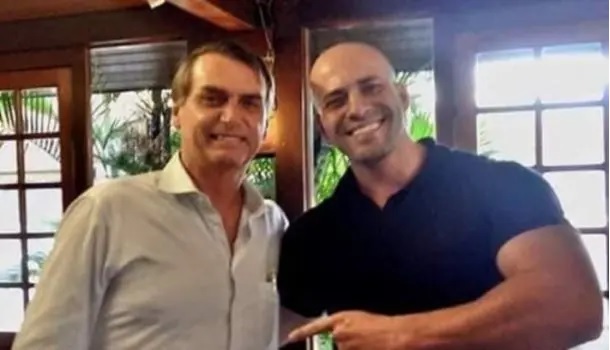 O deputado federal Daniel Silveira ao lado do presidente Jair Bolsonaro