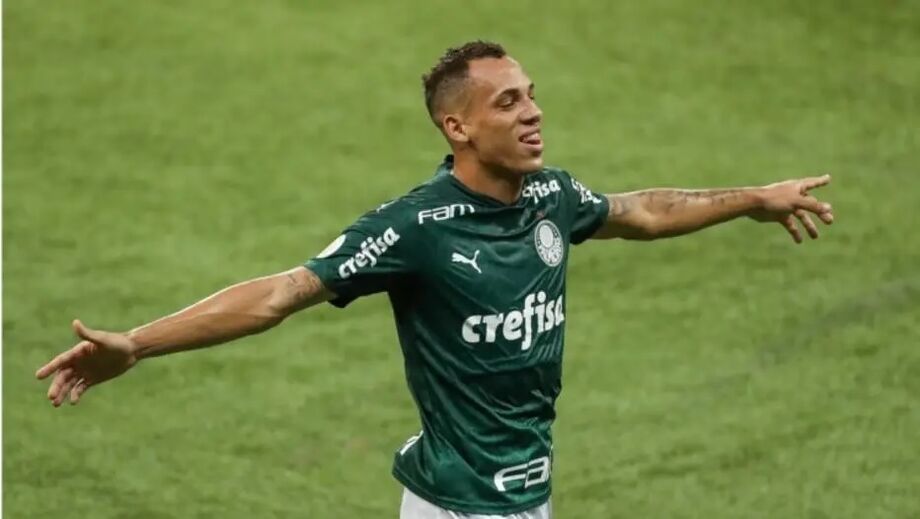 Breno Lopes comemora após marcar o terceiro gol do Palmeiras na vitória contra o Fortaleza