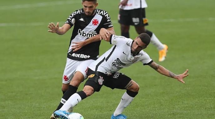 Gabriel enfrenta a marcação do Vasco no empate sem gols em São Paulo