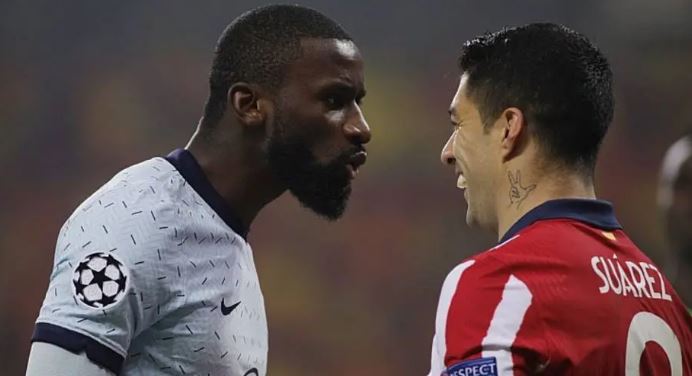 Rudiger e Suárez se encaram durante vitória do Chelsea diante do Atlético de Madrid