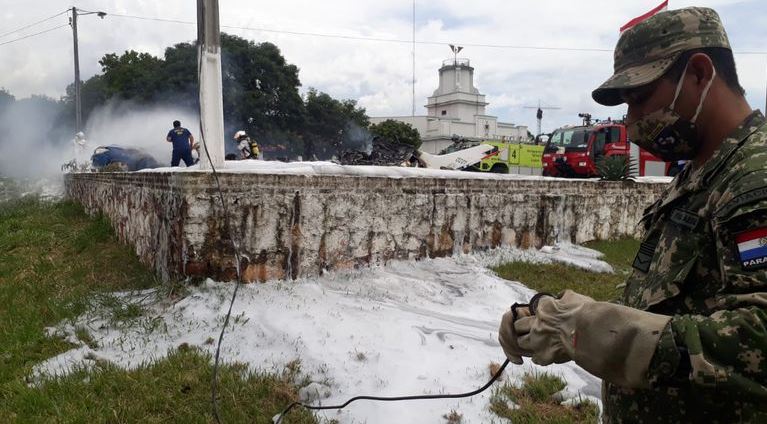 Bombeiros tentam apagar as chamas do ocorrido