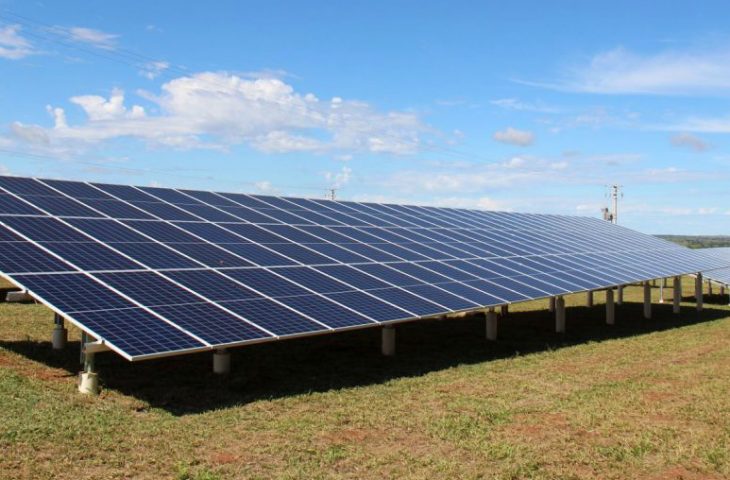A energia solar é considerada uma fonte de energia alternativa, renovável, limpa e sustentável