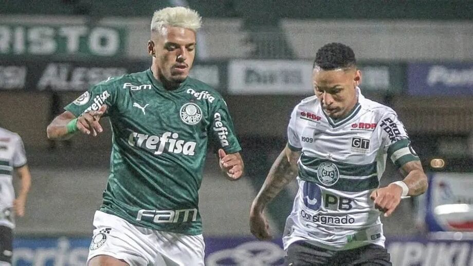 Neílton tenta fugir da marcação de Gabriel Menino