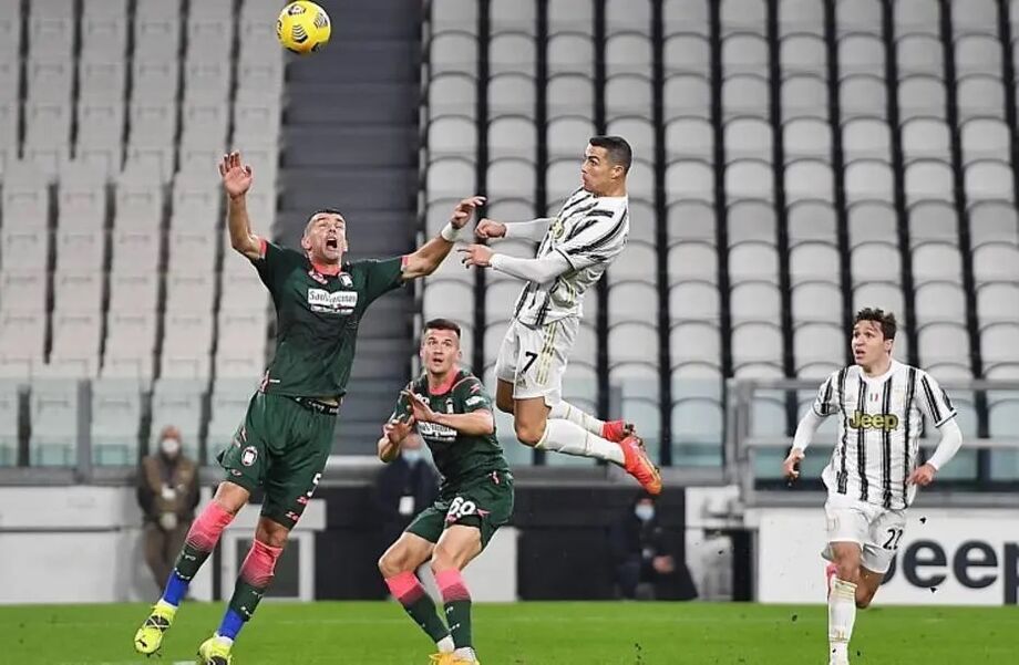 Cristiano Ronaldo sobe para marcar de cabeça na vitória da Juventus