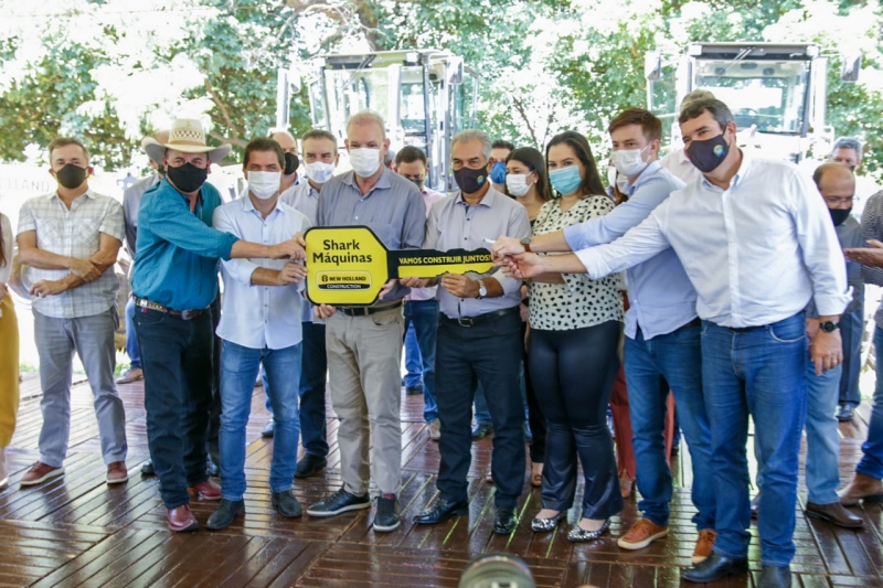 Na manhã de ontem (22) o prefeito de Maracaju, Marcos Calderan esteve em Campo Grande para receber as chaves da nova motoniveladora que o município recebeu do Governo do Estado