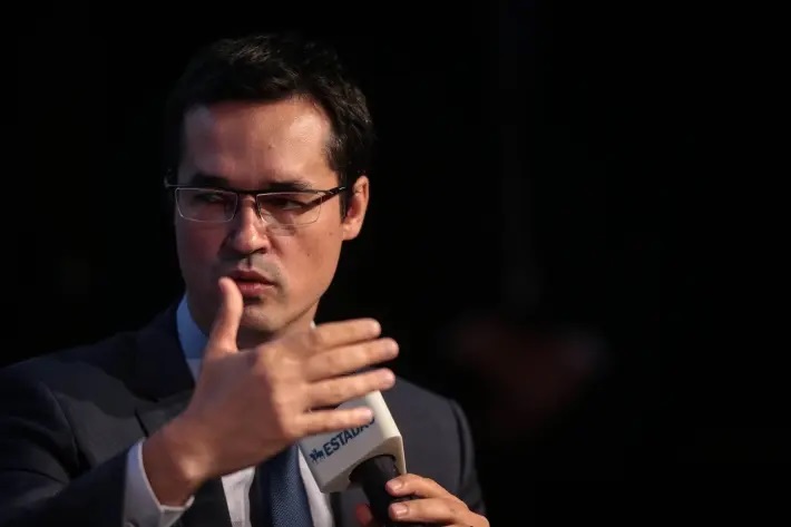 O procurador da República Deltan Dallagnol, ex-chefe da força-tarefa da Lava Jato em Curitiba, é um dos nomes que assina o pedido.