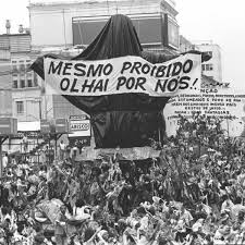 Imagem do Cristo Redentor coberta durante o desfile da escola de samba Beija-Flor, em 1989