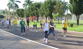 Pessoas caminhando na Capital