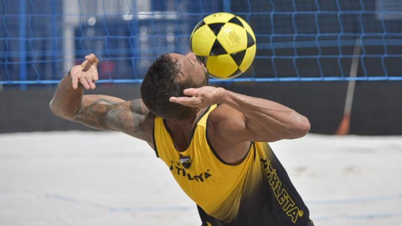 Anderson Águia  é um  atleta profissionaL de futevôlei e um dos melhores do país no esporte.