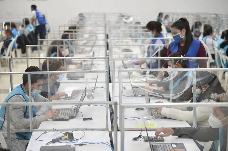 Funcionários do Conselho Nacional Eleitoral fazem contagem dos votos no Equador