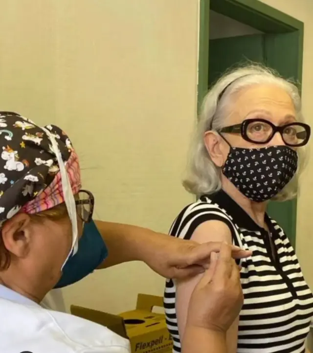 Fernanda Montenegro, 91, compartilhou nas redes sociais um vídeo recebendo a vacina contra covid-19