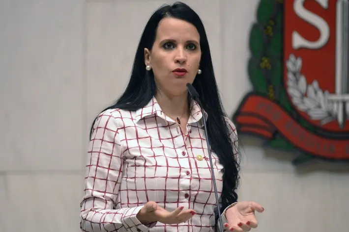 A deputada Letícia Aguiar nega rachadinha: Qualquer acusação sobre esse fato é totalmente infundada e sem lastro probatório.