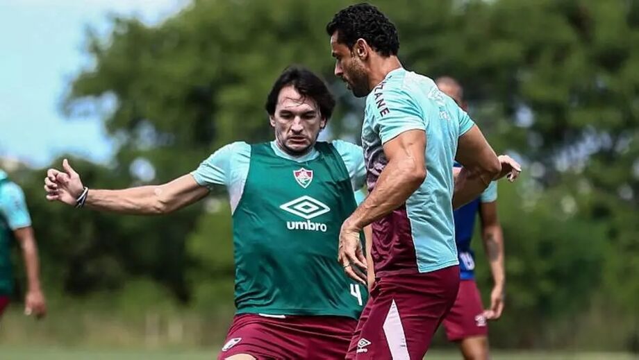 Matheus Ferraz disputa bola com Fred durante o treino desta sexta-feira