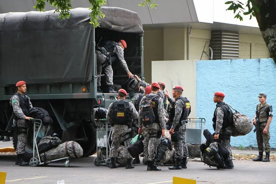 Militares desembarcam em Manaus em meio à crise penitencária
