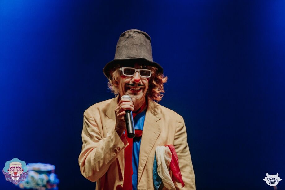 A Cia Teatro do Mundo é um coletivo de artistas, que surgiu no ano passado e tem como principal objetivo usar o teatro como ferramenta de pesquisa e trabalho