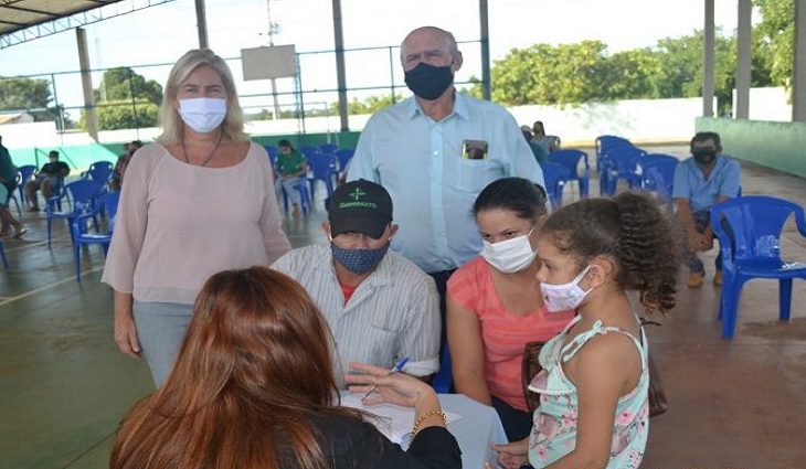 Famílias assinam o contrato