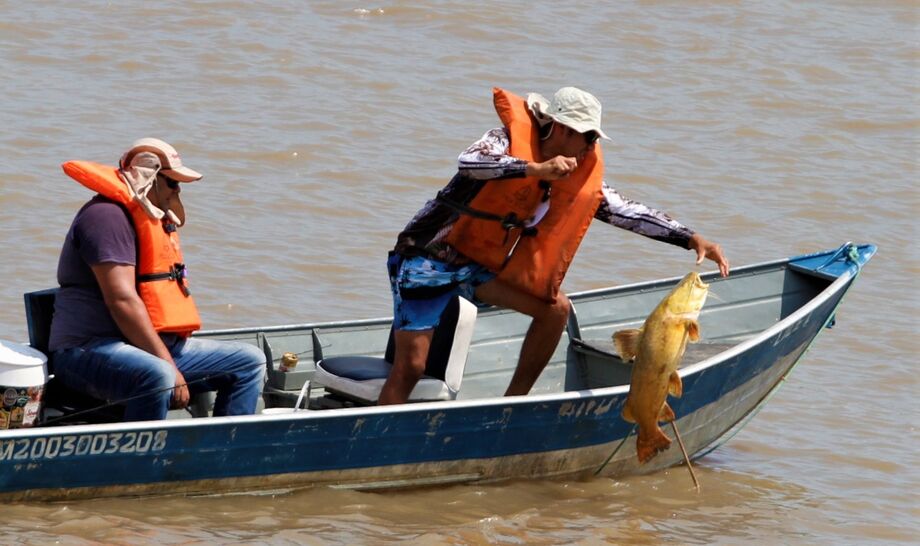 Pesca de jau no Rio Paraguai, no porto-geral de Porto Murtinho: emoção na briga com o peixe