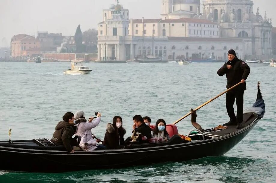 Turistas usam máscaras de proteção em Veneza, Itália