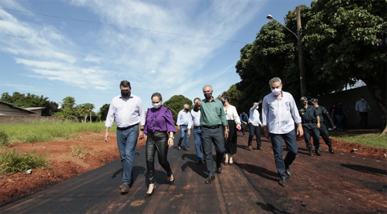 Governador Reinaldo Azambuja vistoria obra de pavimentação em Jardim