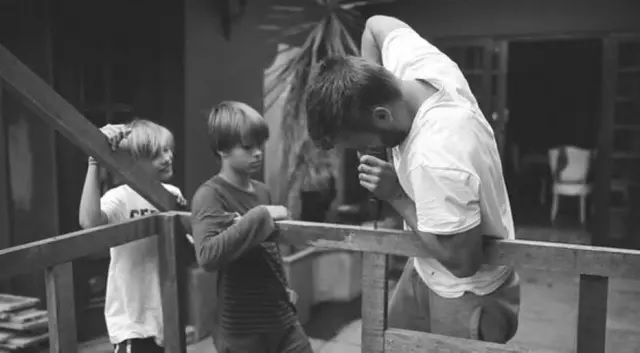 Rodrigo Hilbert constrói casinha de madeira para a filha Maria Manoela com a ajuda dos primogênitos João e Francisco