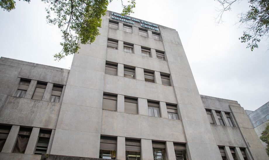 Hospital das Clínicas aplica segunda dose da vacina contra covid-19