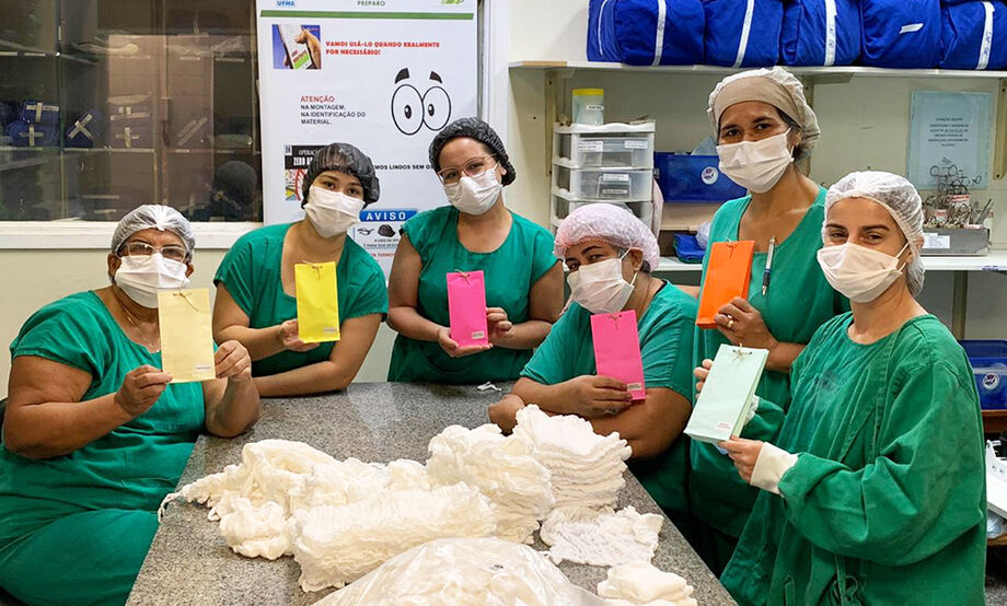 Profissionais recebem as cartinhas com palavras de fé e esperança de algo melhor está por vir