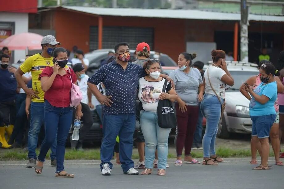 Familiares de presidiários aguardam notícias após motim em Guayaquil, Equador