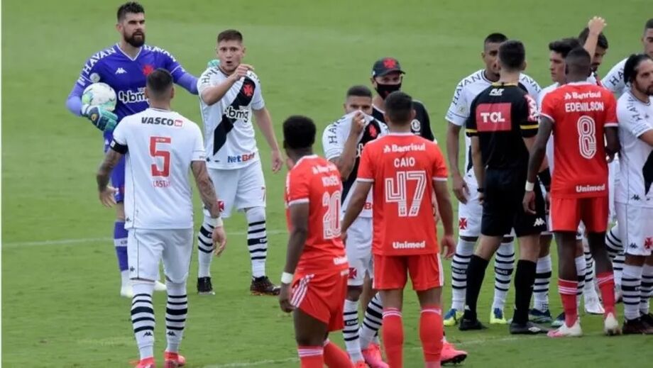 Jogadores de Vasco e Inter discutem durante partida em São Januário
