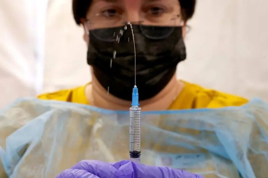 Profissional de saúde prepara vacina da Pfizer-BioNtech para aplicação em Tel-Aviv